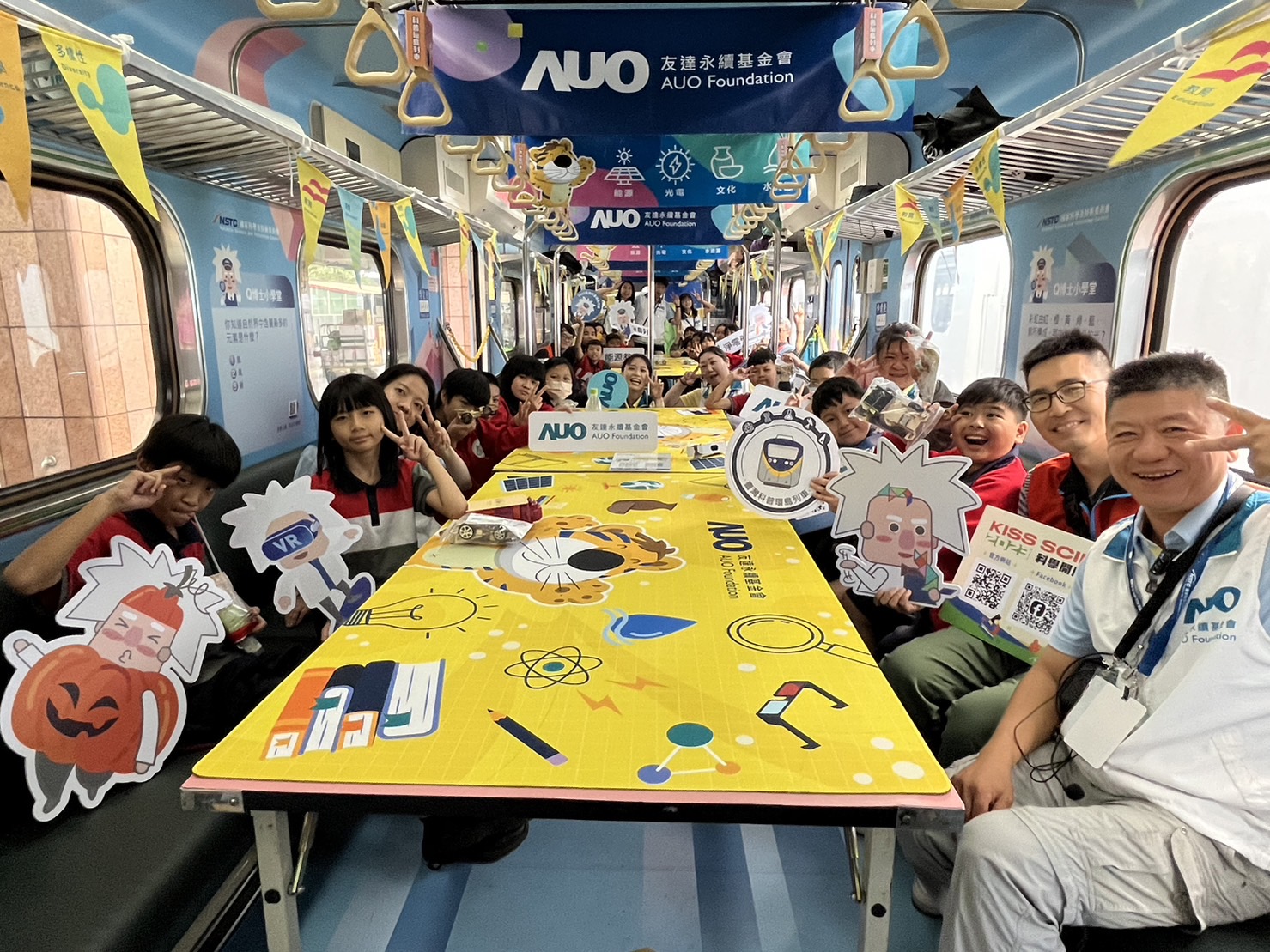 PA视讯永續基金會參與「臺灣科普環島列車」，設計基礎科學車廂課程，以「淨零碳排和永續能源」為主題，讓學生透過創意實驗認識淨零知識，以及思考生活中的減碳行為