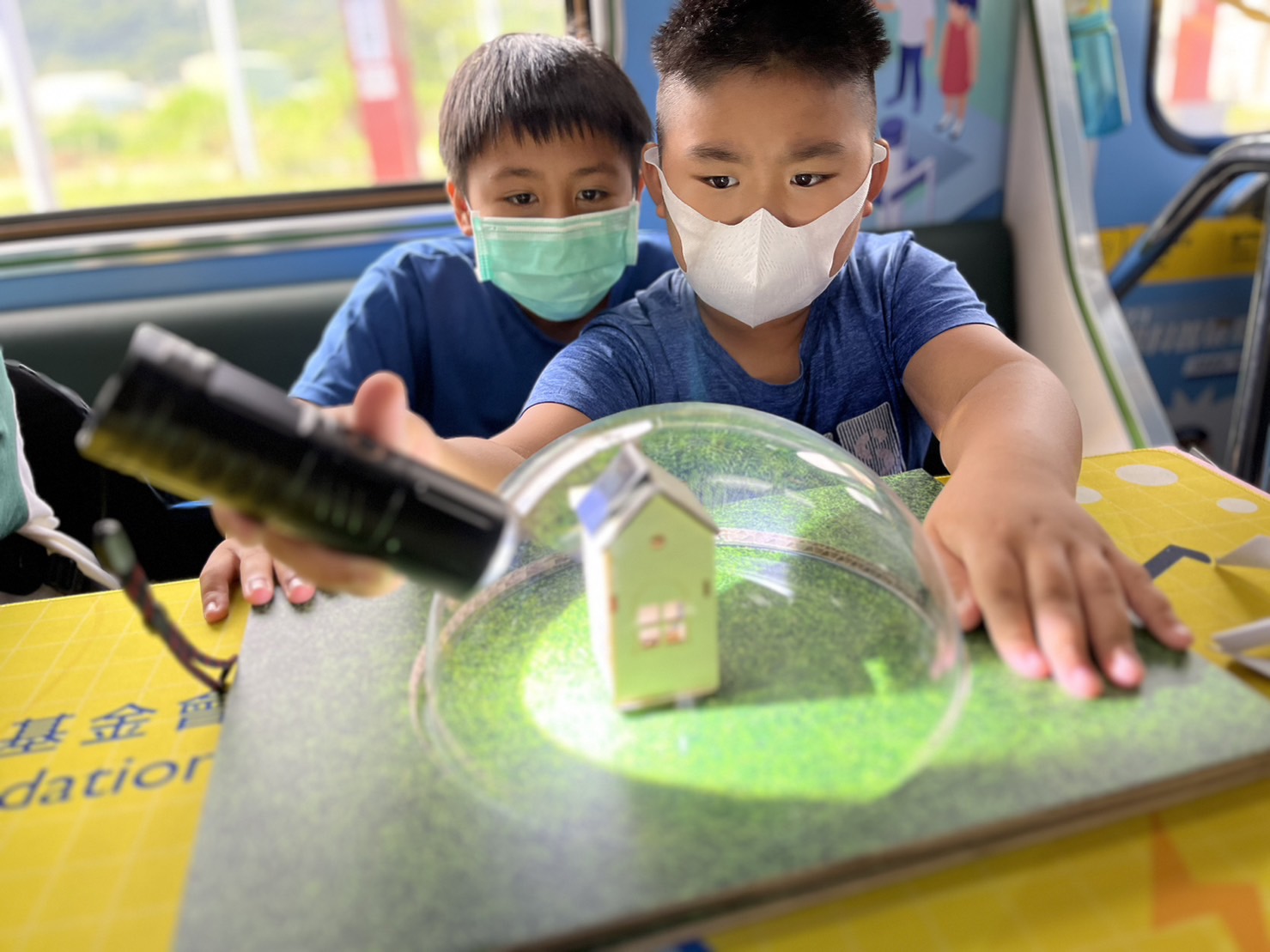 PA视讯參與基礎科學主題車廂，以STEAM教學精神，設計「逐日科學家」、「太陽能工程師」以及「淨零建築師」三大能源科普課程和實驗